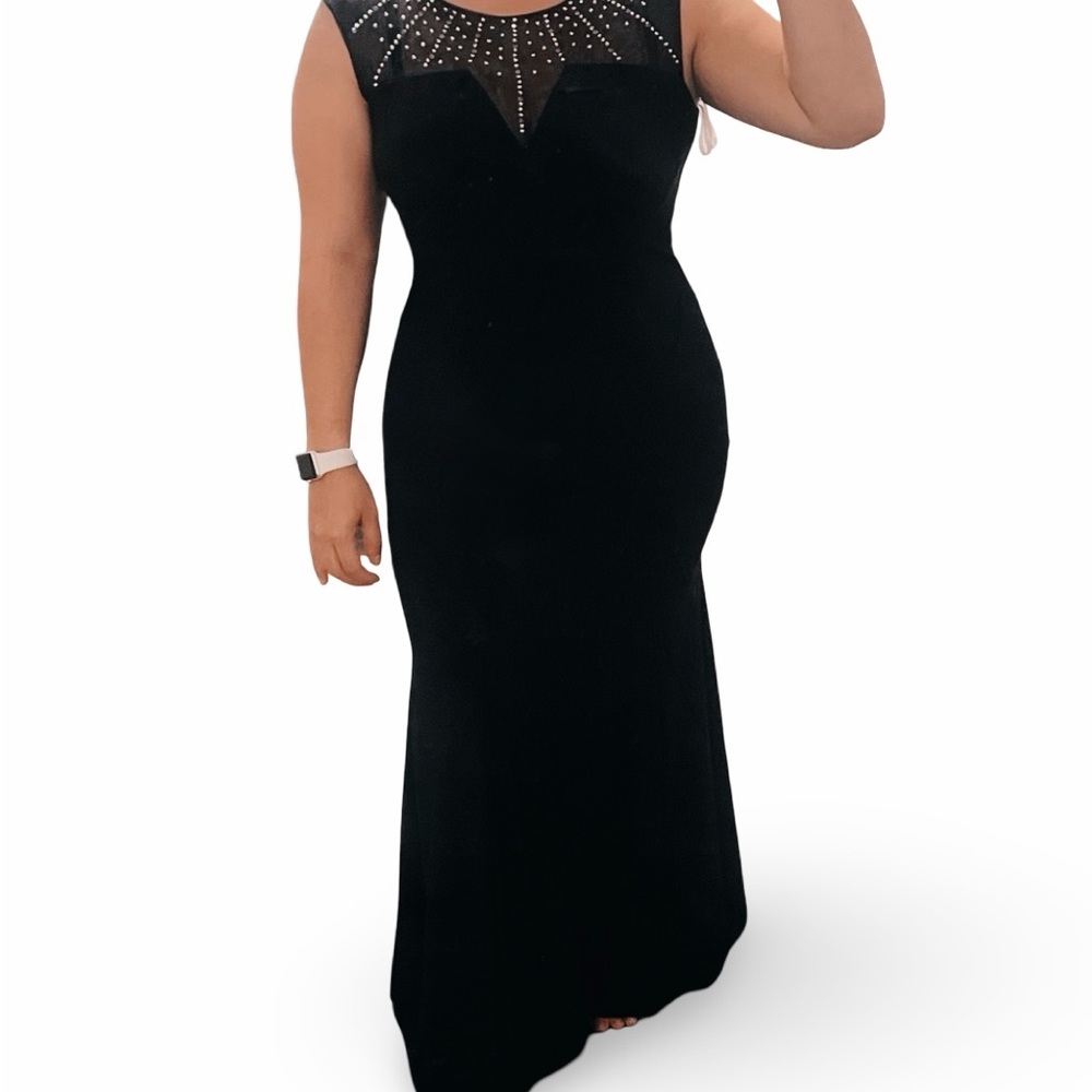Elegant Black Evening Gown – Size Large (Valeria S.)